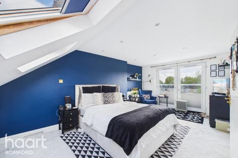4 bedroom semi-detached house for sale, Norwood Avenue, Romford