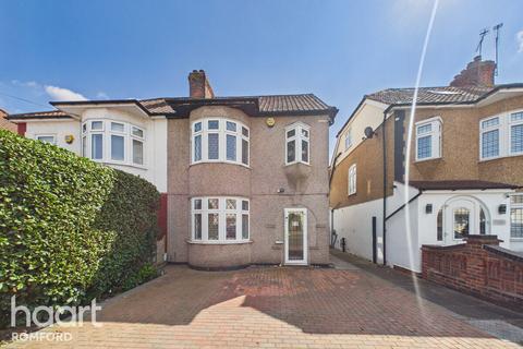 4 bedroom semi-detached house for sale, Norwood Avenue, Romford