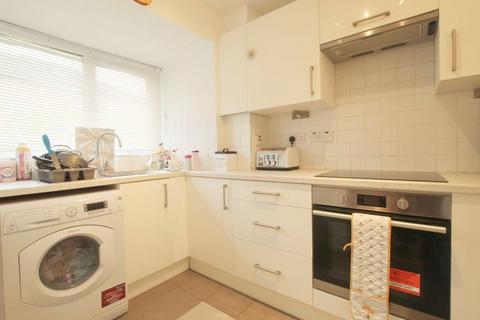 2 bedroom semi-detached house to rent, Longfellow Way, London SE1