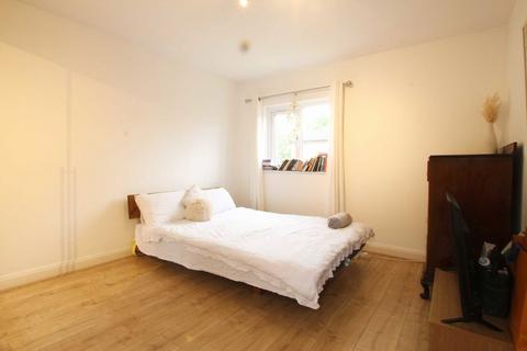 2 bedroom semi-detached house to rent, Longfellow Way, London SE1