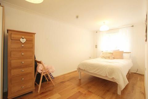 2 bedroom semi-detached house to rent, Longfellow Way, London SE1