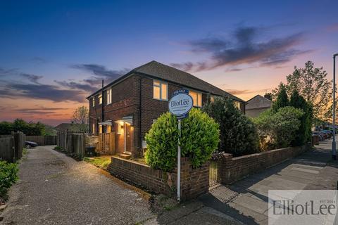 West Mead, Ruislip HA4