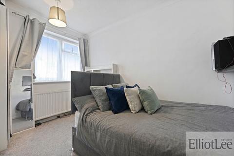 2 bedroom flat for sale, West Mead, Ruislip HA4
