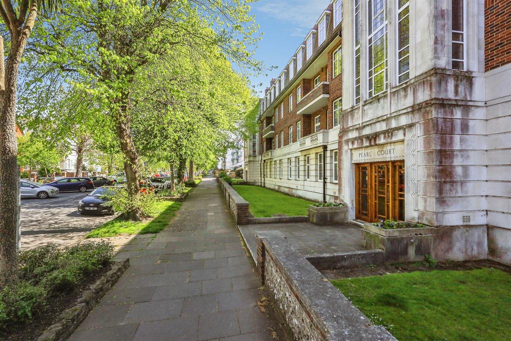3 bedroom flat for sale