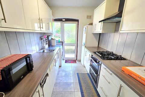 4 bedroom terraced house to rent, Rosebank Avenue, Wembley