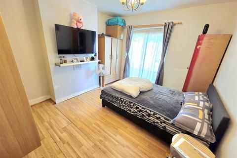 4 bedroom terraced house to rent, Rosebank Avenue, Wembley