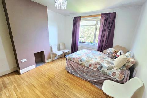 4 bedroom terraced house to rent, Rosebank Avenue, Wembley