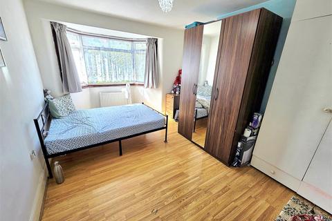 4 bedroom terraced house to rent, Rosebank Avenue, Wembley