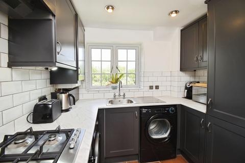 2 bedroom flat for sale, Elizabeth Fry Place, London, SE18