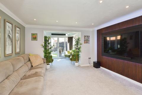 3 bedroom house for sale, Foxholes Close, Deanshanger, Buckinghamshire, MK19