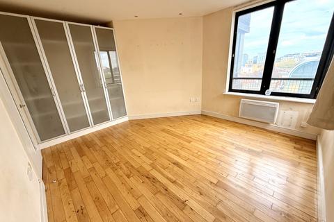 2 bedroom flat for sale, Flat 22, 1 Farnsby Street, Swindon, Wiltshire SN1 5AP