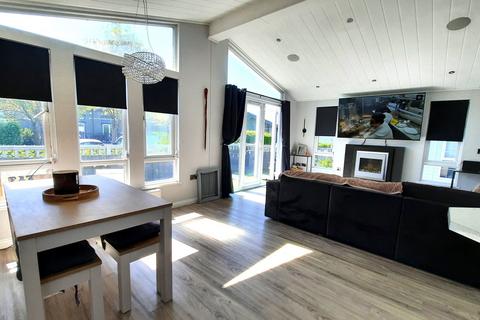 3 bedroom mobile home for sale, Roydon Marina Village, Roydon