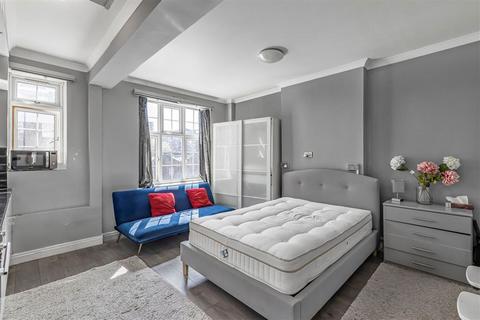 Studio to rent, Sussex Gardens, London W2