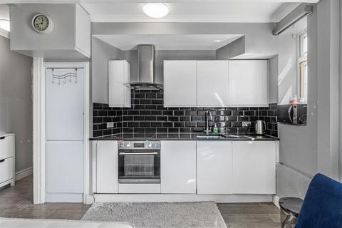 Studio to rent, Sussex Gardens, London W2