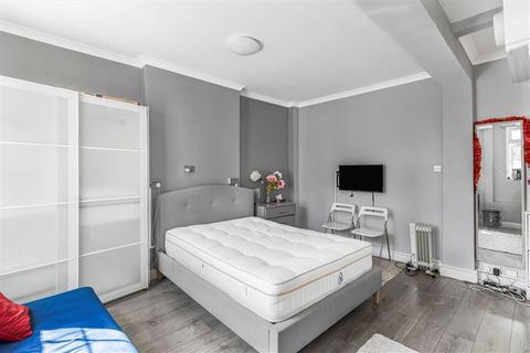 Studio to rent, Sussex Gardens, London W2