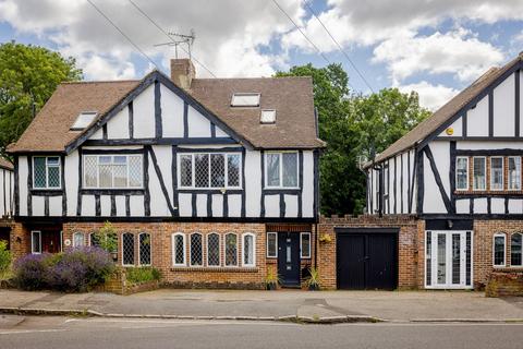 Court Avenue, Coulsdon, CR5