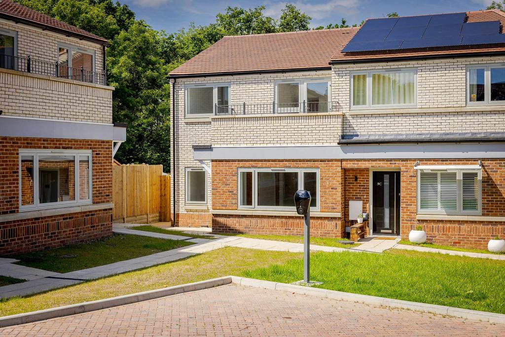 Detached house exterior, driveway