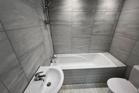 2 bedroom flat to rent, Walnut Tree Road, Hounslow TW5