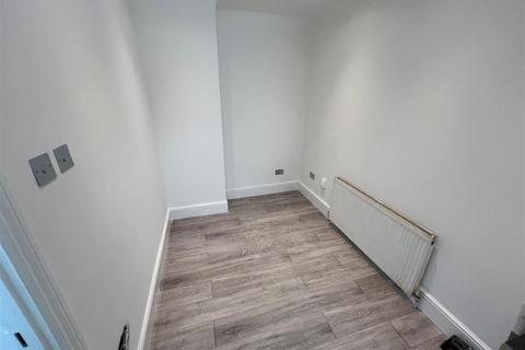 2 bedroom flat to rent, Walnut Tree Road, Hounslow TW5