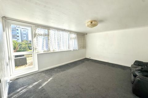 3 bedroom maisonette to rent, Thurlestone Court, Howard Road, Southall, UB1