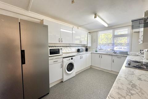 3 bedroom maisonette to rent, Thurlestone Court, Howard Road, Southall, UB1