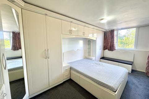 3 bedroom maisonette to rent, Thurlestone Court, Howard Road, Southall, UB1