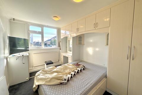 3 bedroom maisonette to rent, Thurlestone Court, Howard Road, Southall, UB1