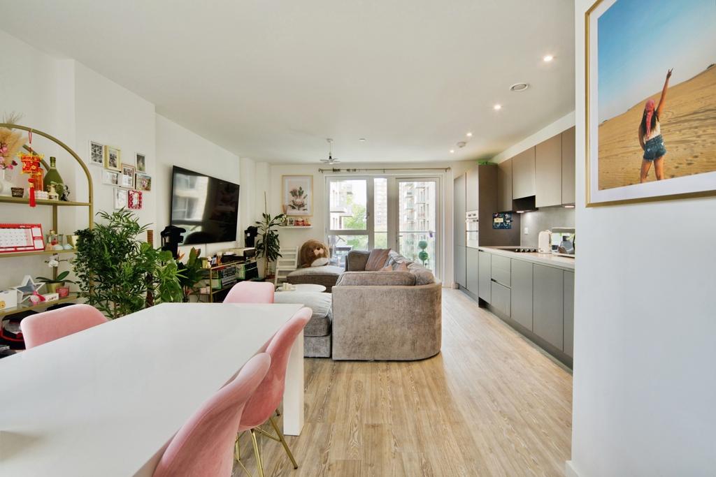 3 bedroom flat for sale