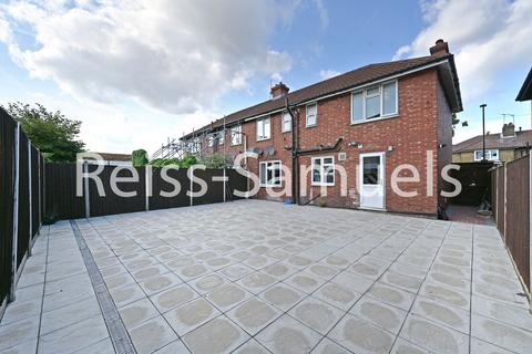 4 bedroom end of terrace house to rent, Godbold Road, London E15
