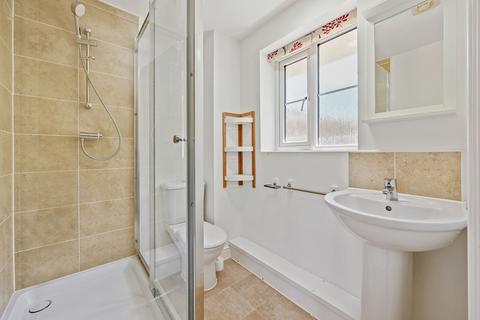 2 bedroom flat to rent, 2 Plantation Close, Bushey, Watford WD23