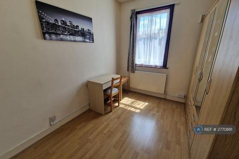 3 bedroom terraced house to rent, Oakfield Road, London, E6