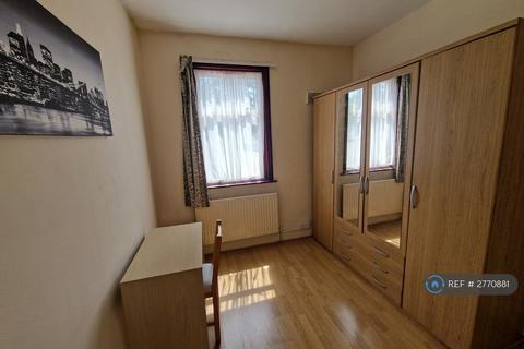 3 bedroom terraced house to rent, Oakfield Road, London, E6