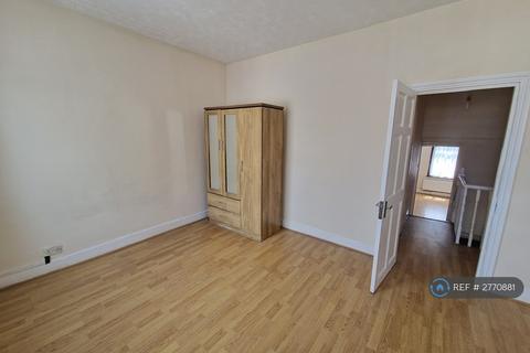 3 bedroom terraced house to rent, Oakfield Road, London, E6