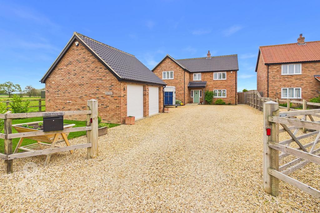 Detached house exterior, driveway