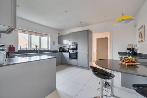 4 bedroom detached house for sale, Turnpike Road, Blunsdon SN26