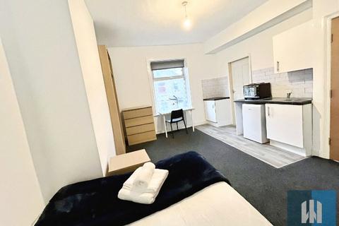 Studio to rent, Brooke Street, Rastrick, Brighouse, HD6