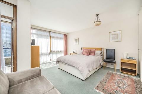 3 bedroom flat for sale, Barbican, London EC2Y