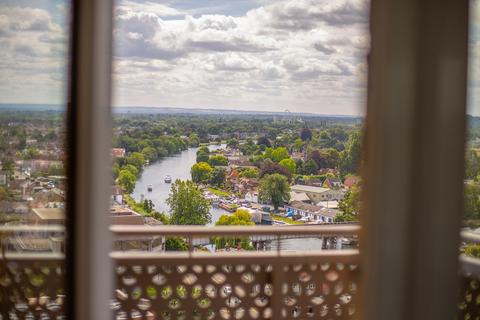 2 bedroom apartment to rent, Elmsleigh Road Staines TW18