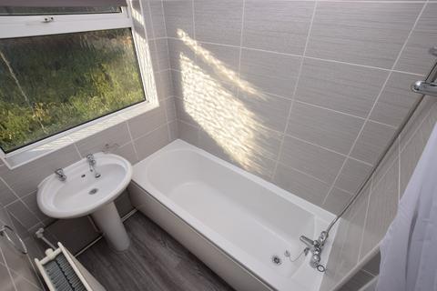 1 bedroom in a house share to rent, Overstone Road, Northampton NN1