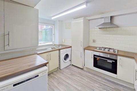 5 bedroom terraced house to rent, Manor Drive, Hyde Park, Leeds, West Yorkshire