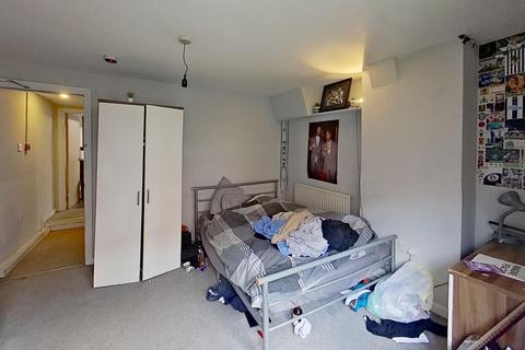 5 bedroom terraced house to rent, Manor Drive, Hyde Park, Leeds, West Yorkshire