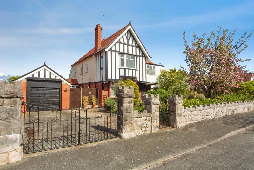 6 bedroom detached house for sale