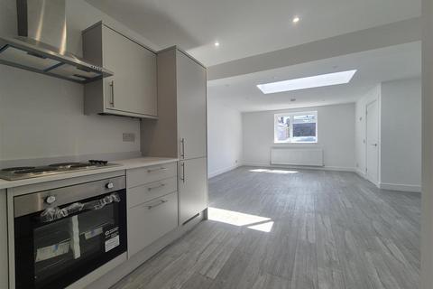 Studio to rent, High Street, Brockmoor, Brierley Hill