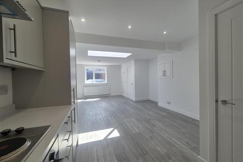 Studio to rent, High Street, Brockmoor, Brierley Hill