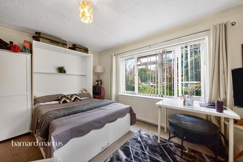 Studio for sale, Oakleigh Park North, London