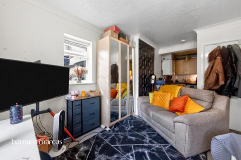 Studio for sale, Oakleigh Park North, London