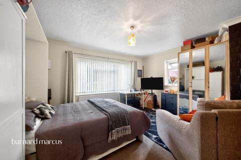 Studio for sale, Oakleigh Park North, London