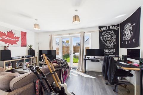 3 bedroom semi-detached house to rent, Spindle Way, Hardwicke, Gloucester