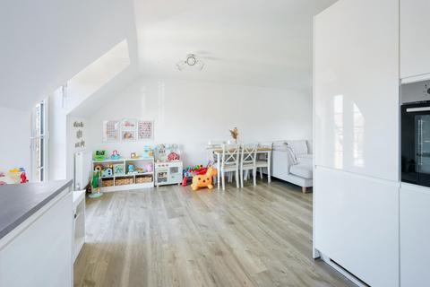 2 bedroom flat for sale, Beatrice Square, Tadworth KT20
