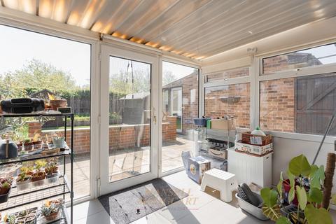 2 bedroom semi-detached bungalow for sale, Smallmead, Horley RH6